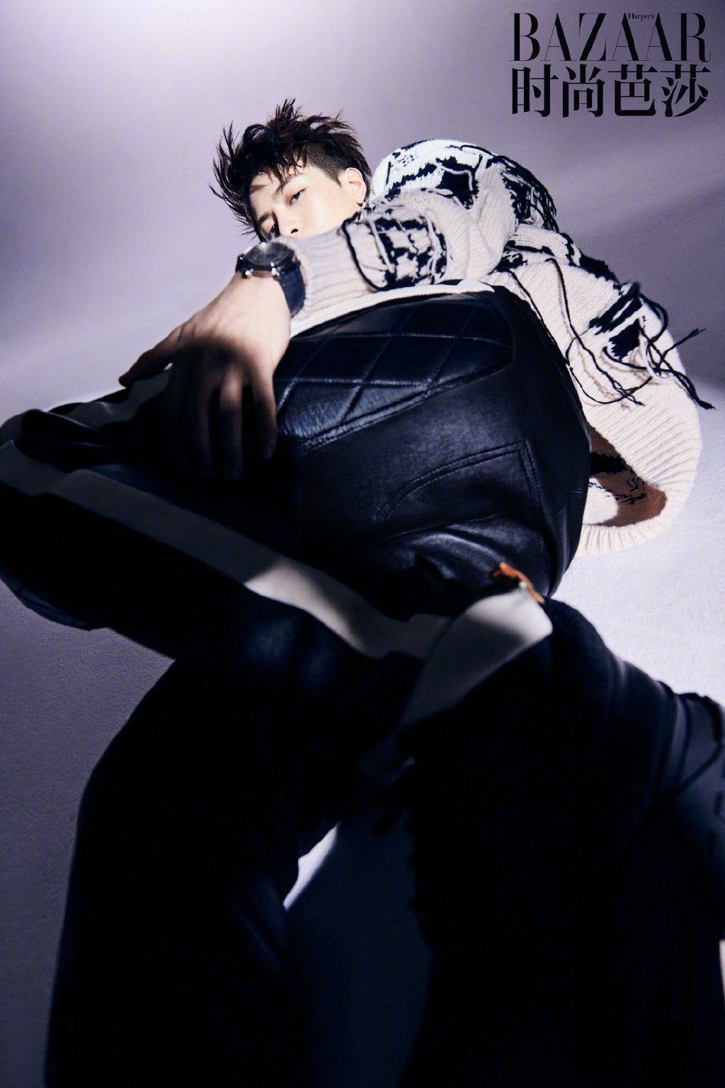 王嘉尔《时尚芭莎》十二月刊,解锁新刊,酷帅黑白封面