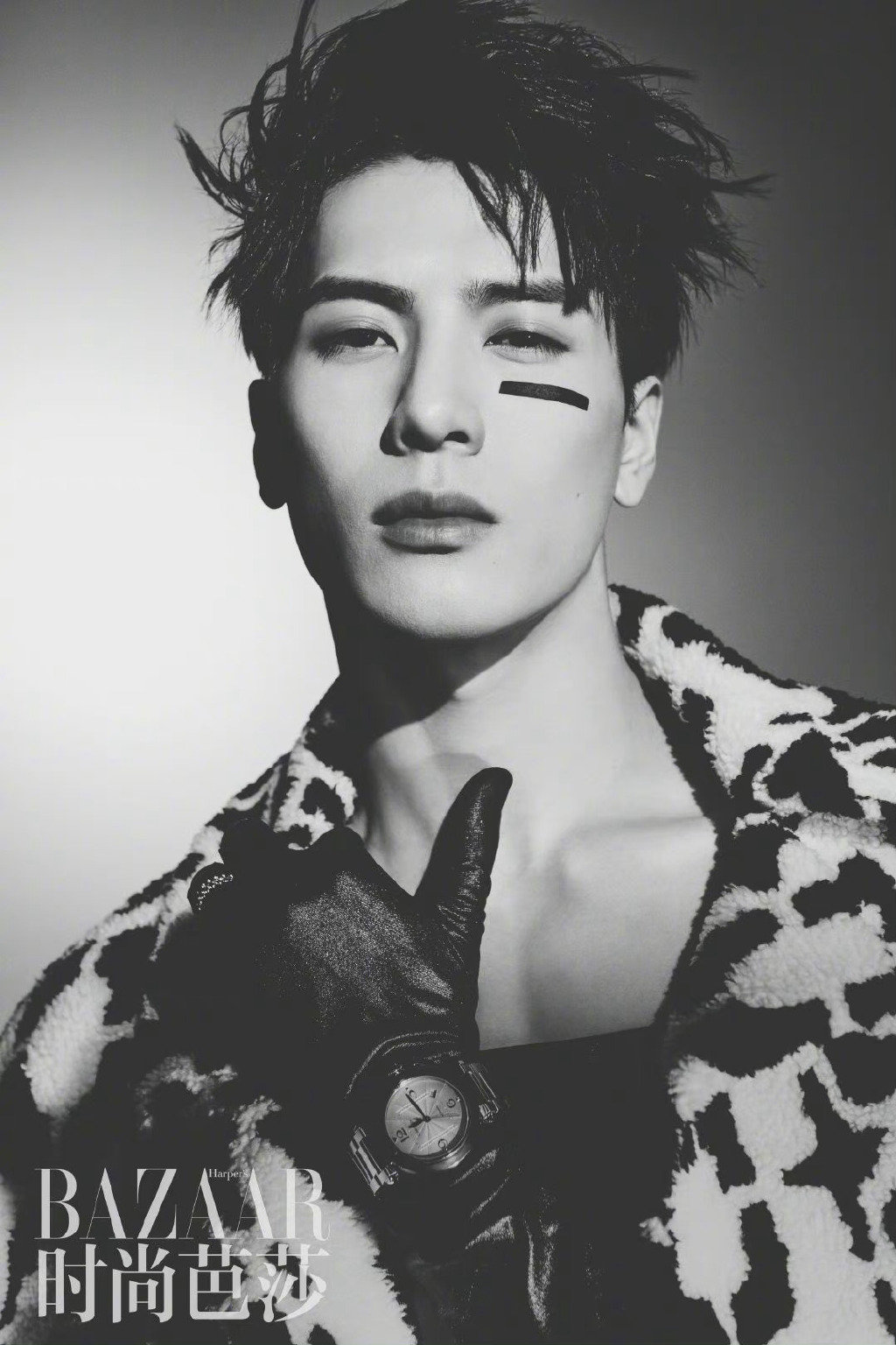 王嘉尔《时尚芭莎》十二月刊,解锁新刊,酷帅黑白封面