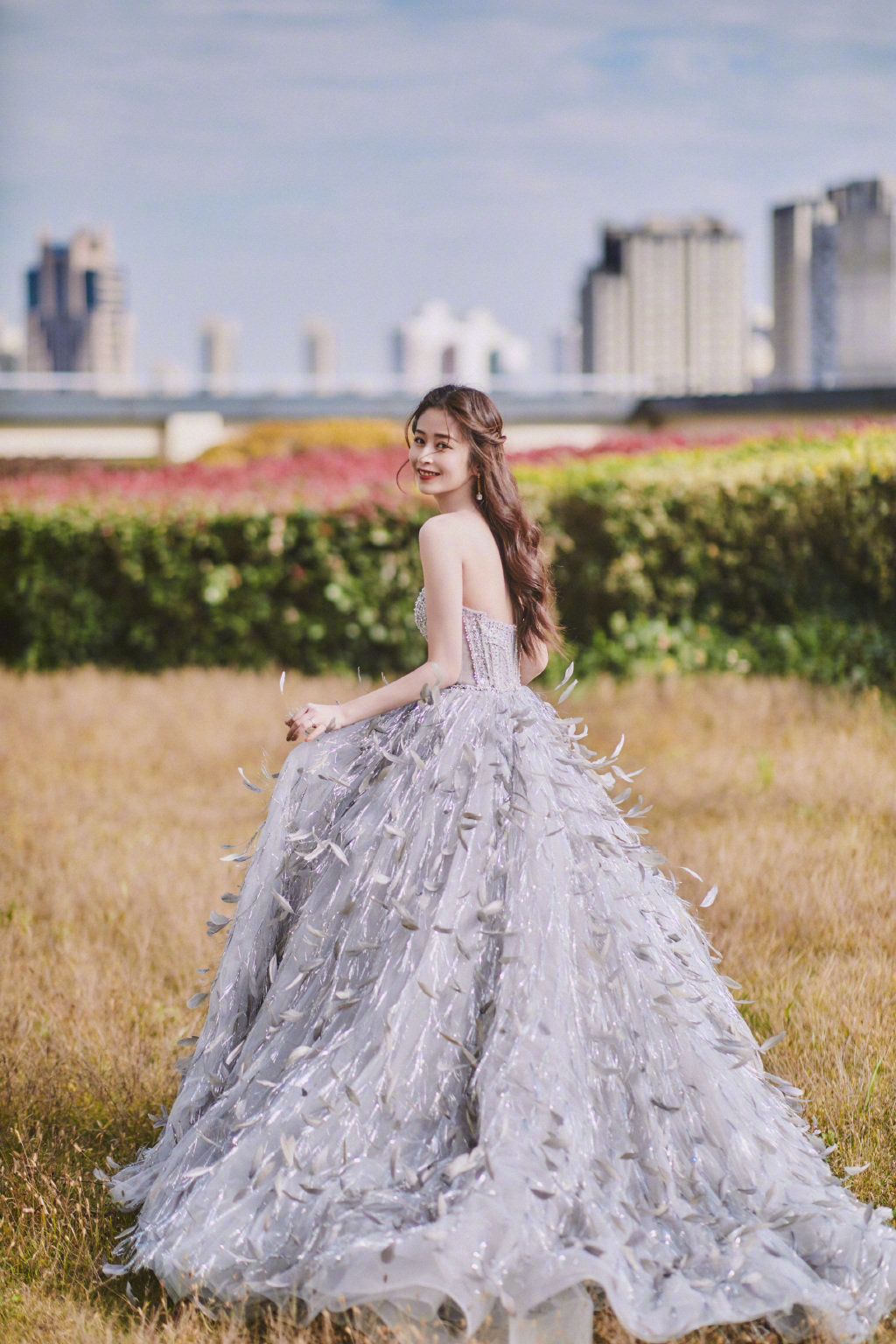 颖儿一套轻盈飘逸的银色流苏羽毛长裙