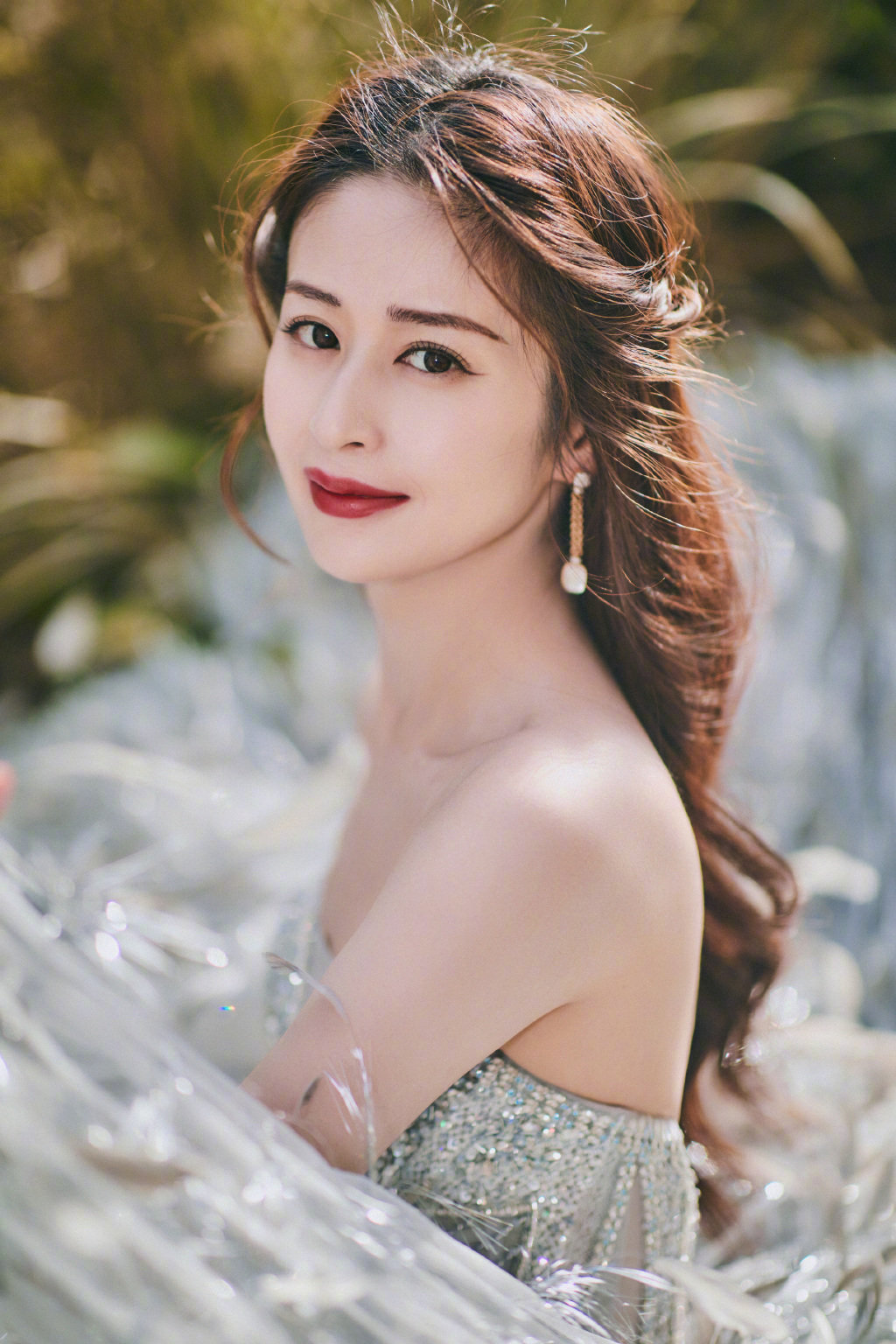 颖儿一套轻盈飘逸的银色流苏羽毛长裙