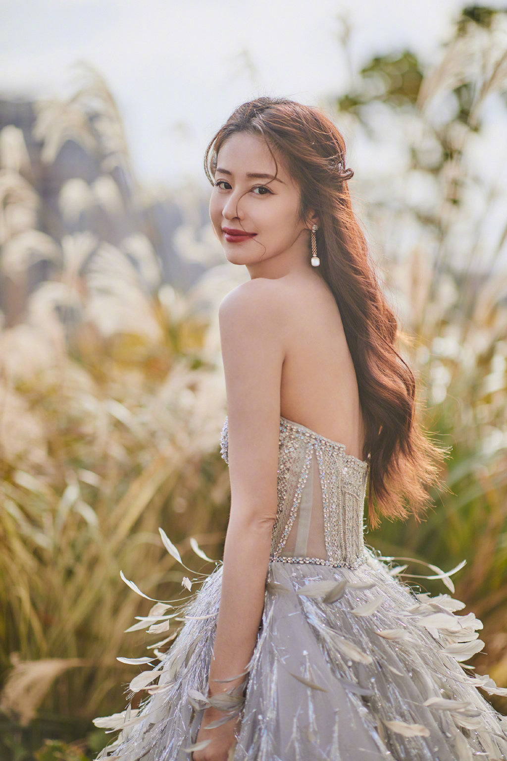 颖儿一套轻盈飘逸的银色流苏羽毛长裙