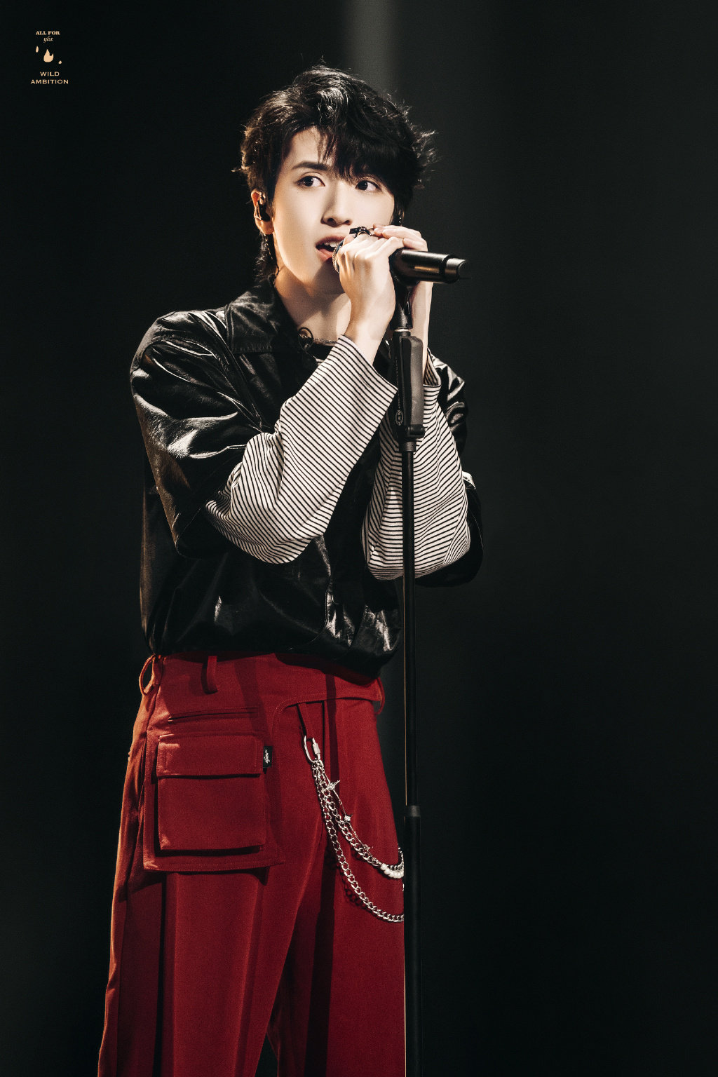 严浩翔尾号6208首秀舞台饭拍五官绝美帅到失语