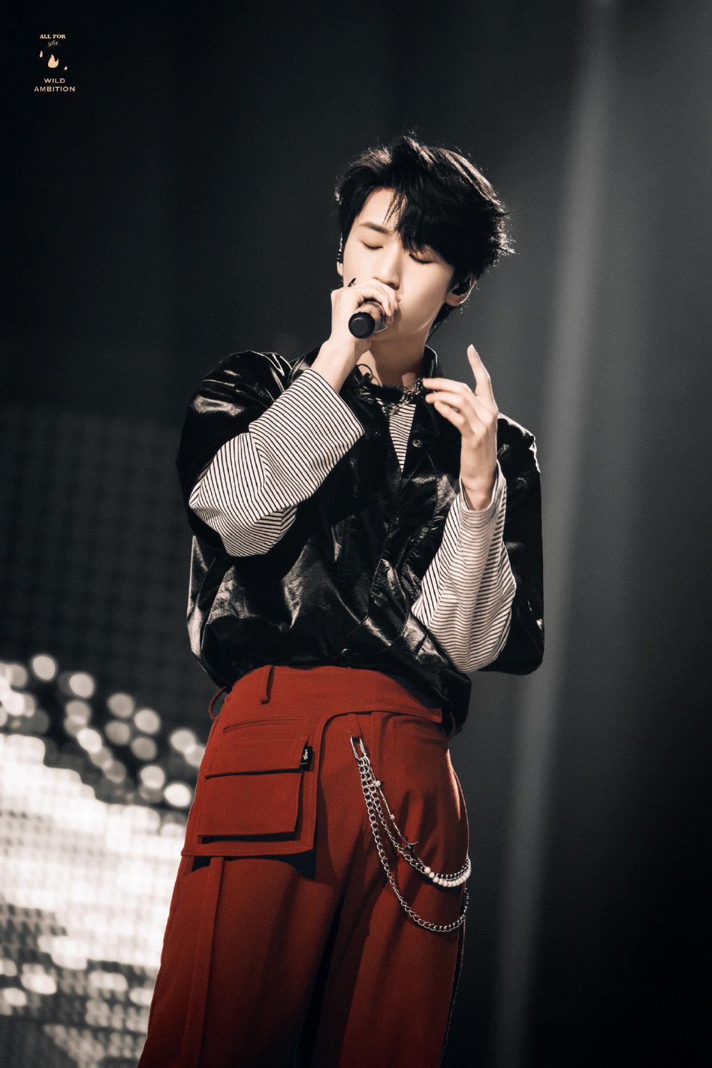 严浩翔尾号6208首秀舞台饭拍五官绝美帅到失语