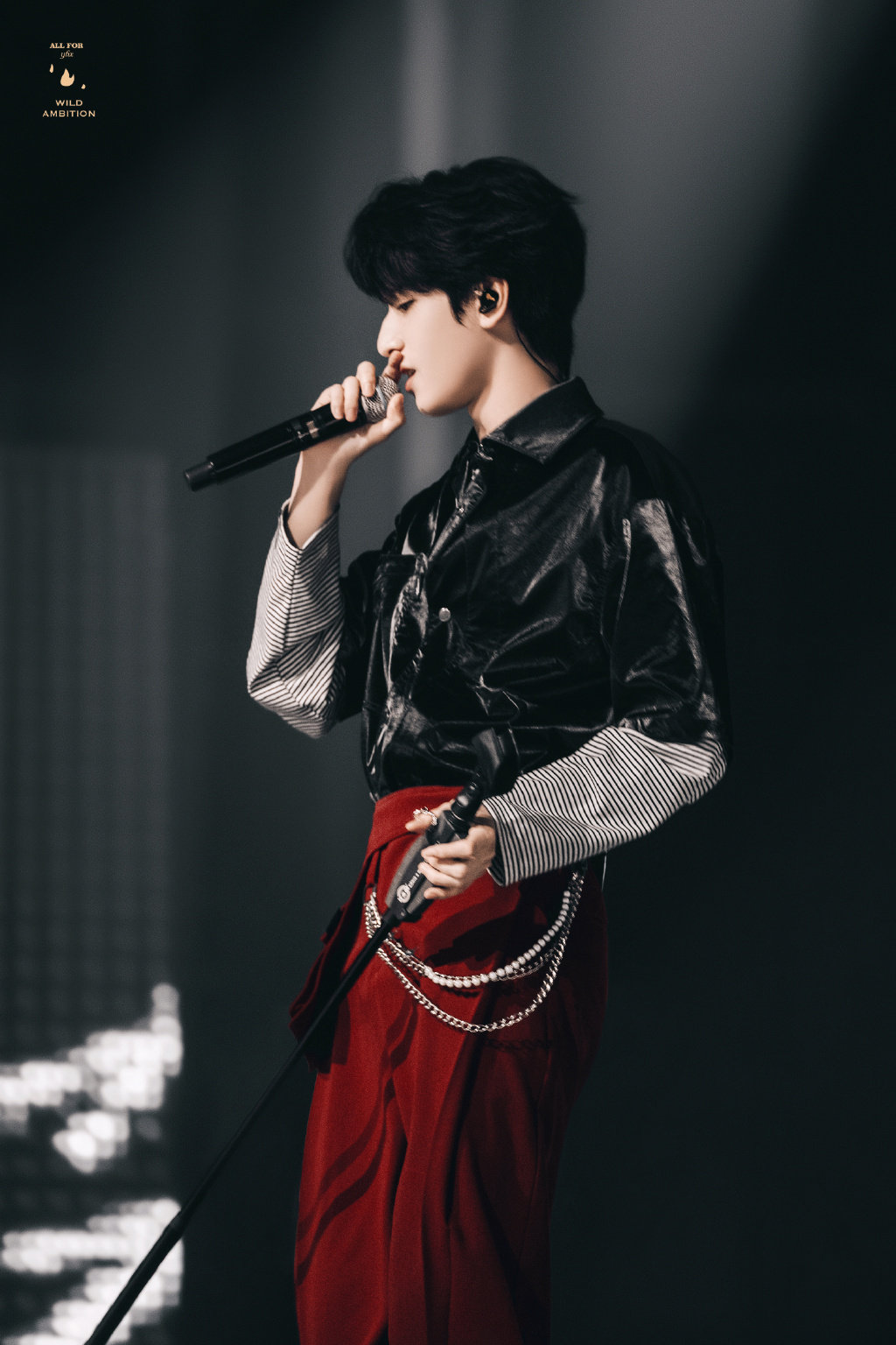 严浩翔尾号6208首秀舞台饭拍五官绝美帅到失语