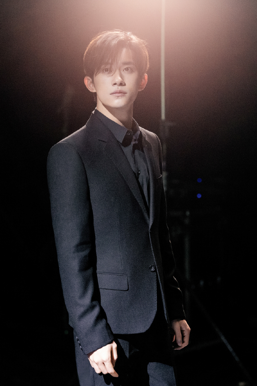 易烊千玺|儒雅西服沉稳帅气写真_高清图集_新浪网