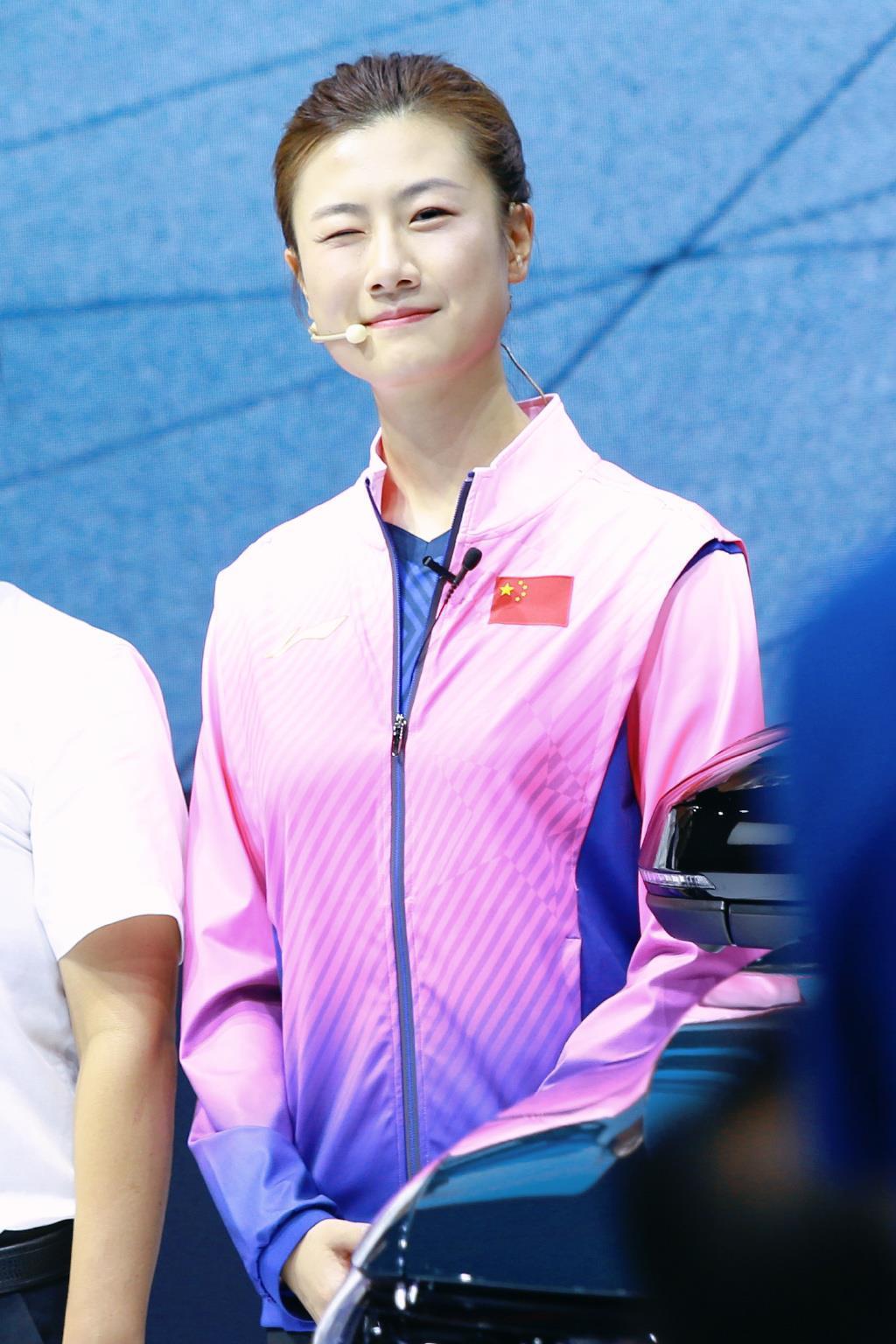 wink比剪刀手笑容超甜,重拾球拍秀球技|丁宁|球拍|球技_新浪新闻