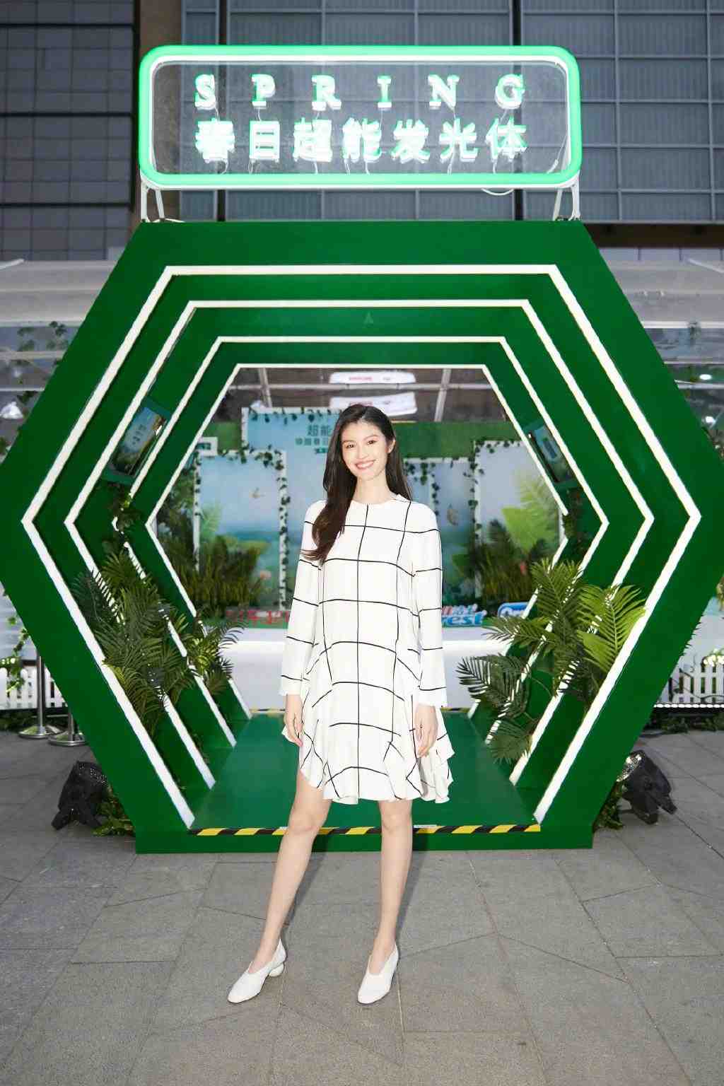 何穗不愧是超模，一袭亮黄刺绣抹胸长裙性感又妩媚，惊艳全场休闲区蓝鸢梦想 - Www.slyday.coM