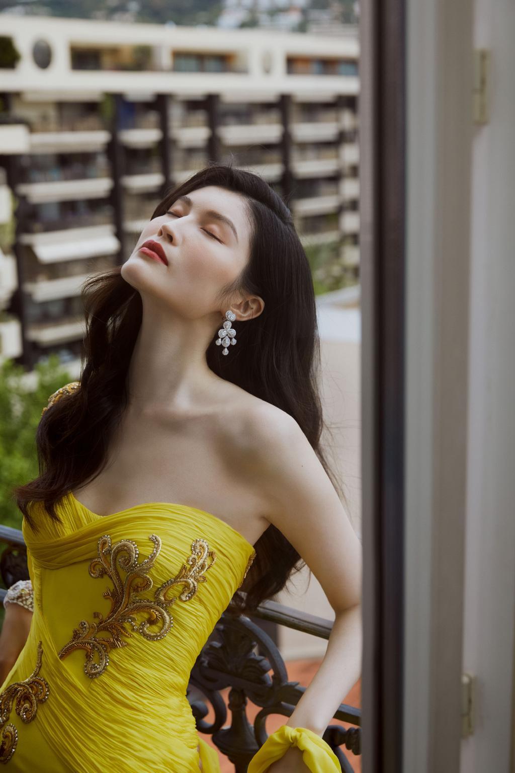 何穗不愧是超模，一袭亮黄刺绣抹胸长裙性感又妩媚，惊艳全场休闲区蓝鸢梦想 - Www.slyday.coM