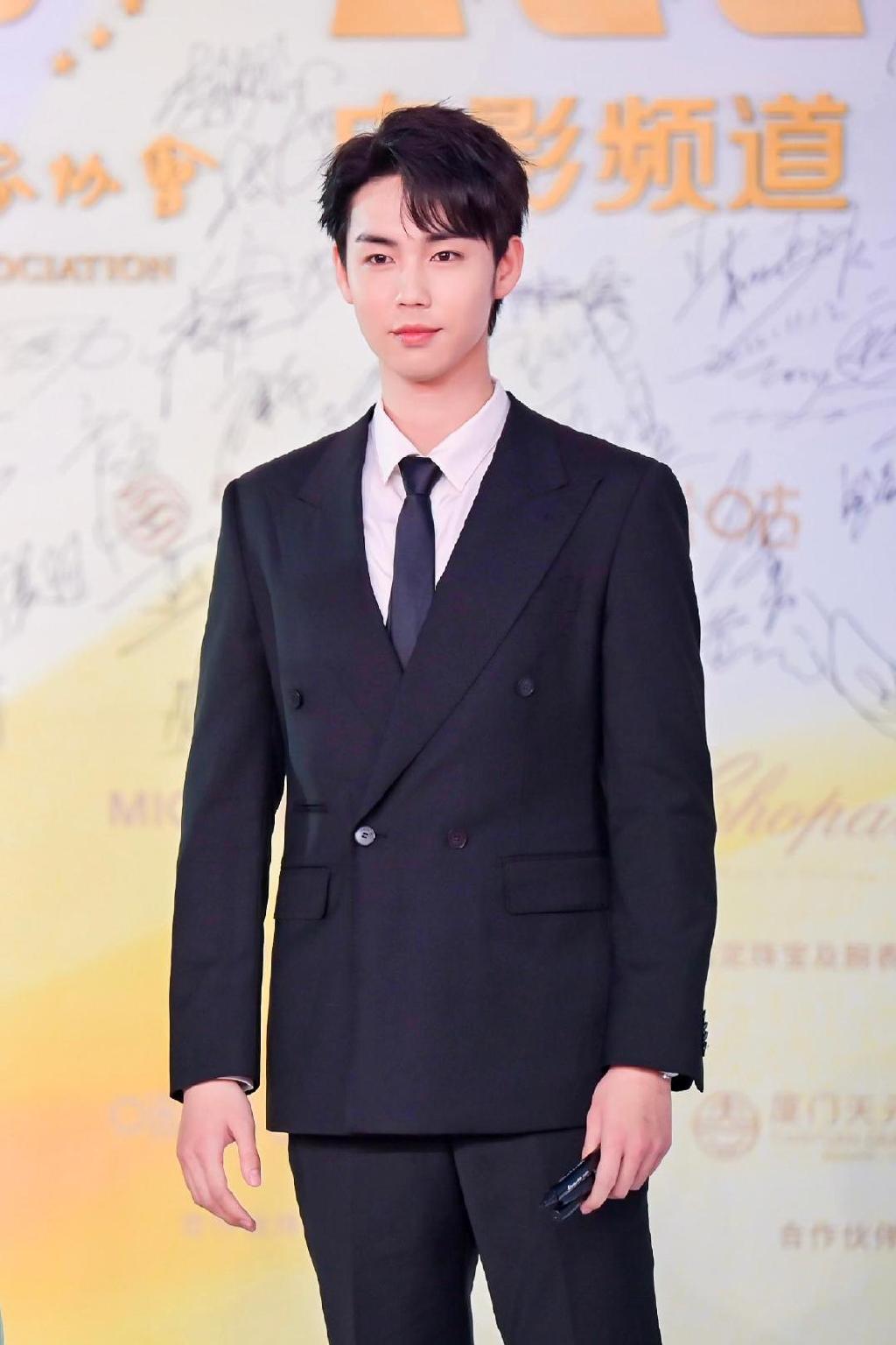 于非凡受邀金鸡闭幕式 经典黑色西装现身现场|经典