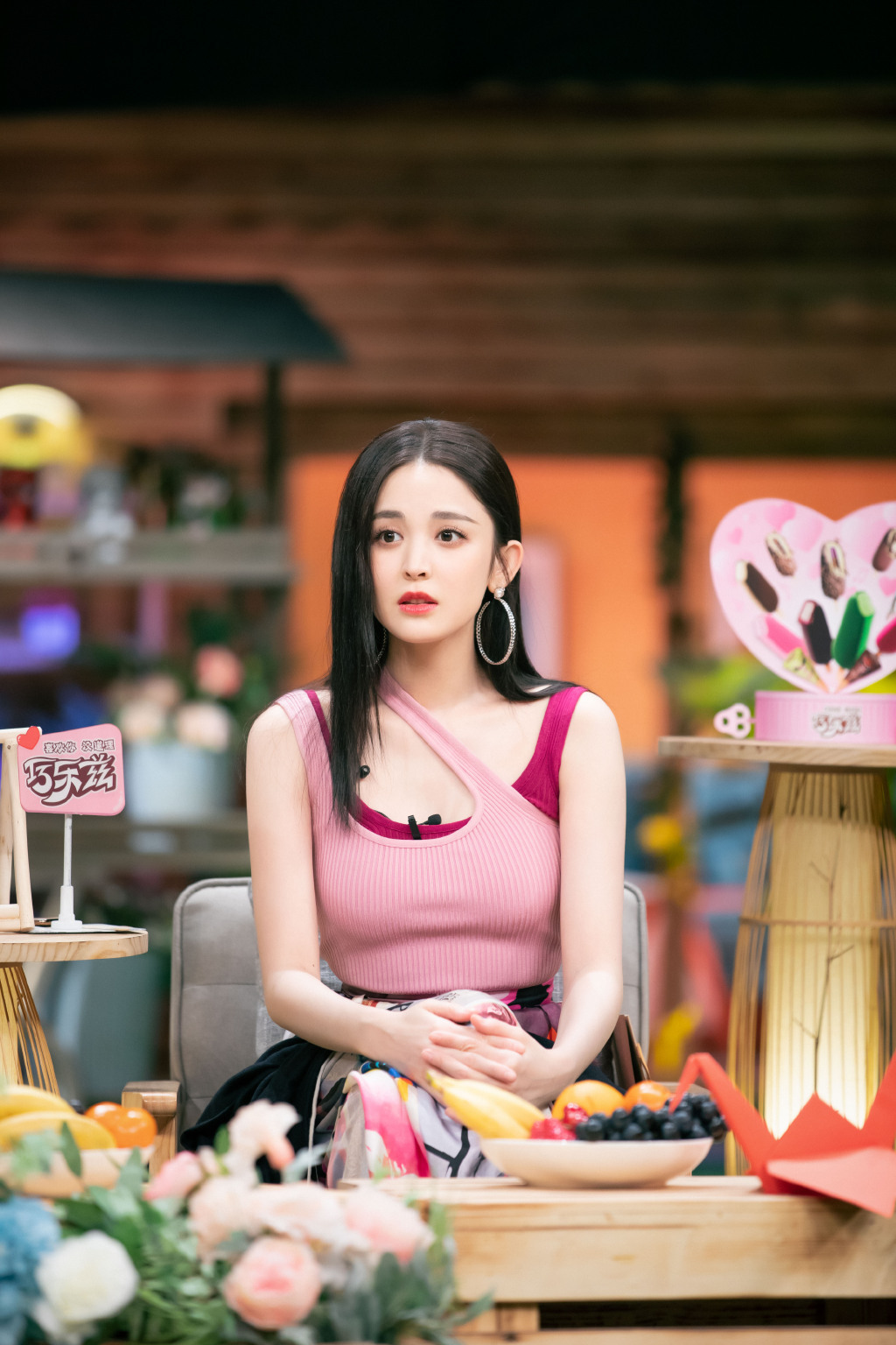 古力娜扎|斜肩叠穿背心甜美剧照__财经头条