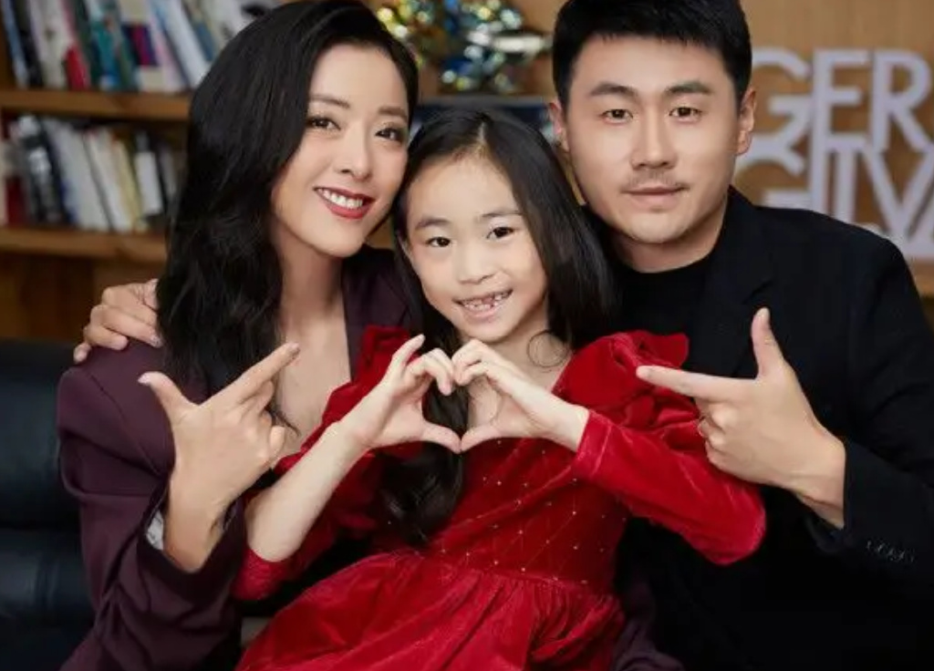 28天相亲100次嫁富商老公,女儿长得更像爸|刘磊|黄小蕾|迪士尼_新浪