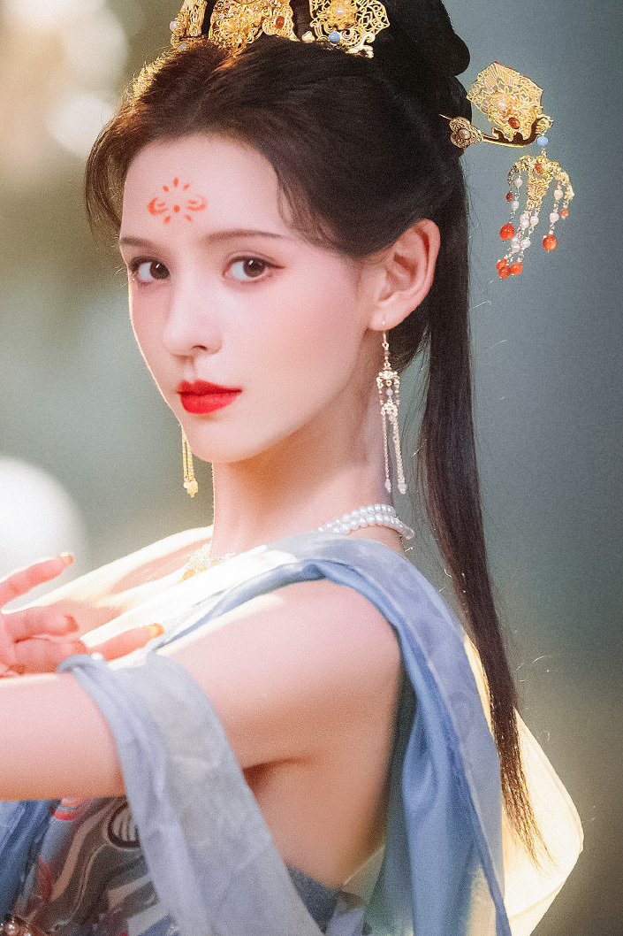 女明星的敦煌风造型 张予曦,宛若敦煌壁画里走出的仙女!__财经头条