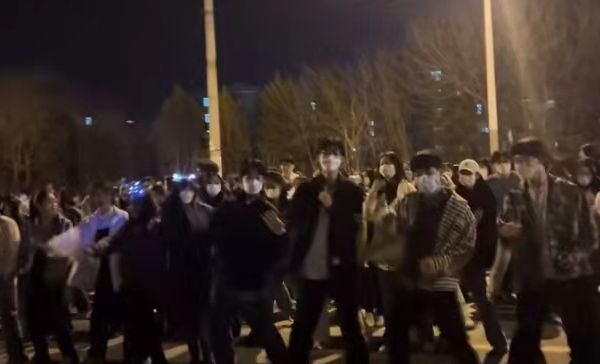 封校后大学生跳广场舞，现场居然还有dj助阵，网友：大妈看傻了休闲区蓝鸢梦想 - Www.slyday.coM