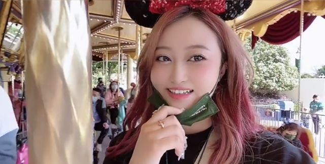 孙侨潞去世已79天,姐姐绿魔仙首次出镜和妹妹正式告别,画面泪奔