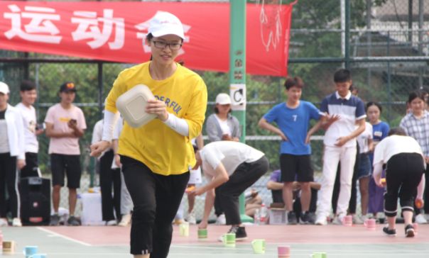 封校后大学生跳广场舞，现场居然还有dj助阵，网友：大妈看傻了休闲区蓝鸢梦想 - Www.slyday.coM