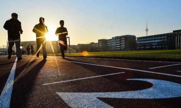 封校后大学生跳广场舞，现场居然还有dj助阵，网友：大妈看傻了休闲区蓝鸢梦想 - Www.slyday.coM