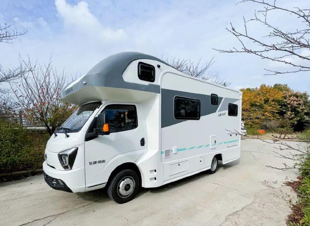 高赛华运缔途c型旅居车 鸥翼侧舱设计 经典生活布局 雅致温馨内饰