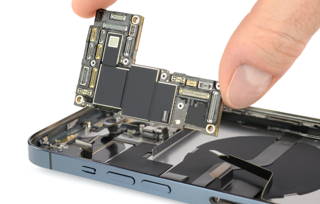 接着拆解12 pro max的主板,与12和12 pro一样,max采用的也是主板和s