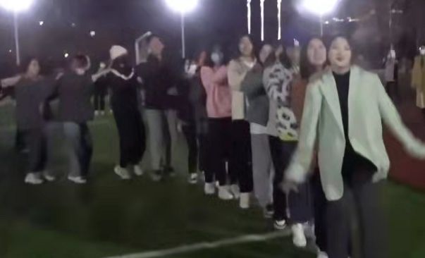 封校后大学生跳广场舞，现场居然还有dj助阵，网友：大妈看傻了休闲区蓝鸢梦想 - Www.slyday.coM