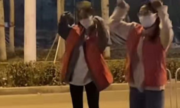 封校后大学生跳广场舞，现场居然还有dj助阵，网友：大妈看傻了休闲区蓝鸢梦想 - Www.slyday.coM