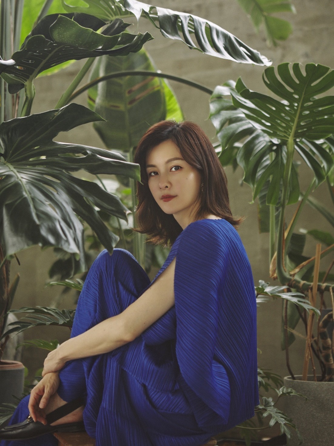 刘孜穿衣够胆大身穿一件蓝色裙装温婉又优雅阿姨辈顶流