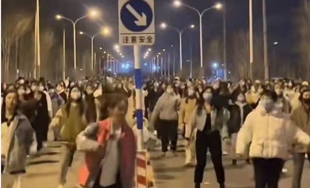 封校后大学生跳广场舞，现场居然还有dj助阵，网友：大妈看傻了休闲区蓝鸢梦想 - Www.slyday.coM