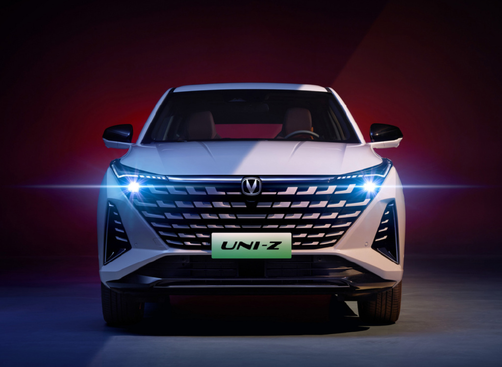 长安uni-z有着非常明显的uni系列标志性前脸,无边界的中网内部采用了