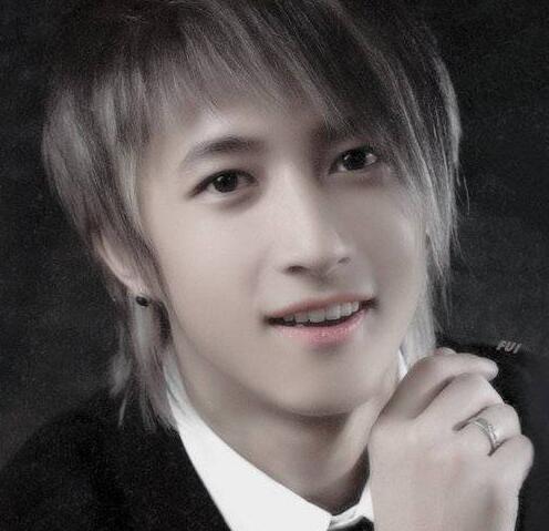 并且还是第一位正式在韩国出道的中国人,当年super junior,可谓是亚洲