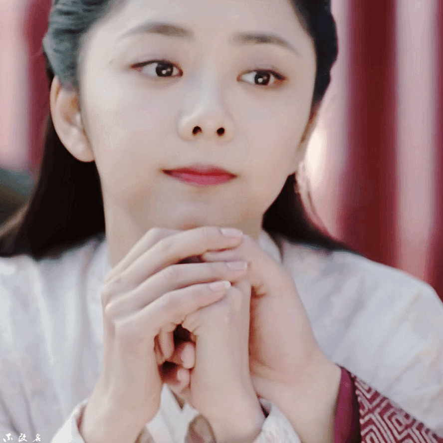 谭松韵这眼技绝对无可挑剔,笑起来时眼里有星星