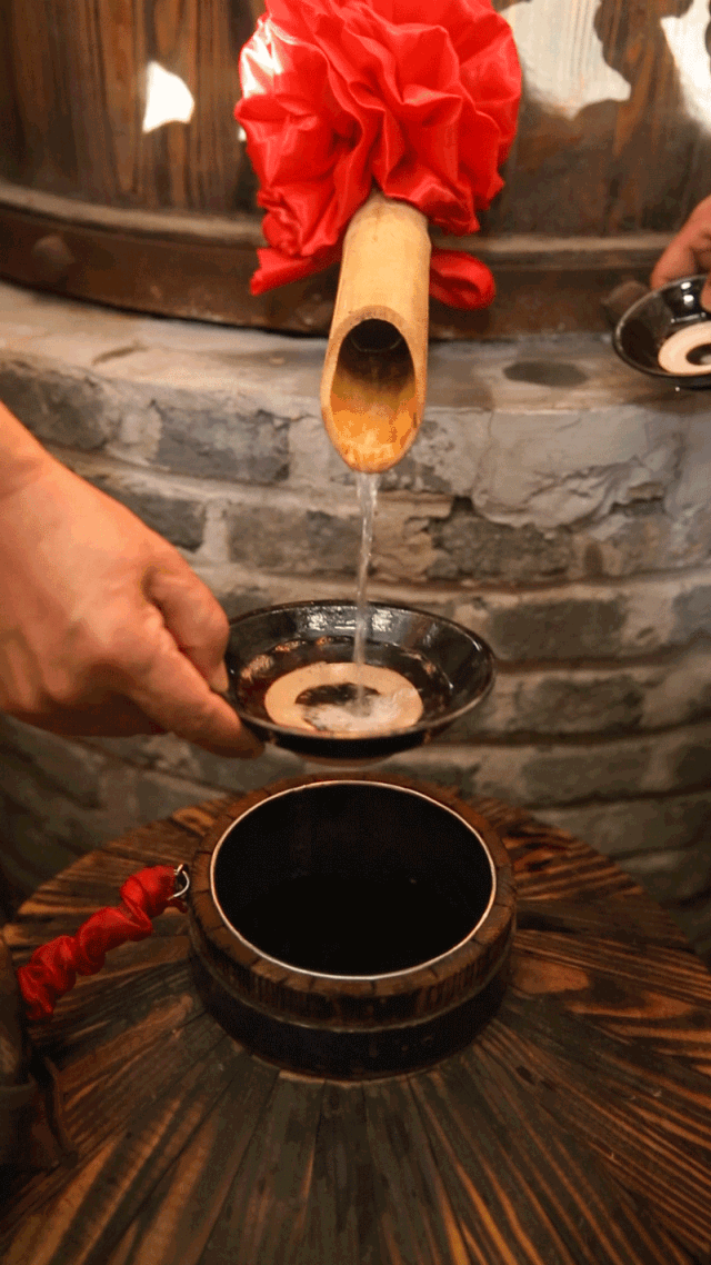 出酒讲究"掐头去尾",酿酒师傅将刚淌出的酒取走,去除酒中的水汽和杂质