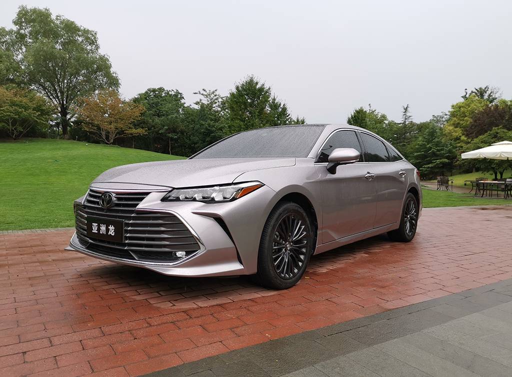 这车上市前被誉为皇冠的继承者,为什么销量却始终赶不上凯美瑞?