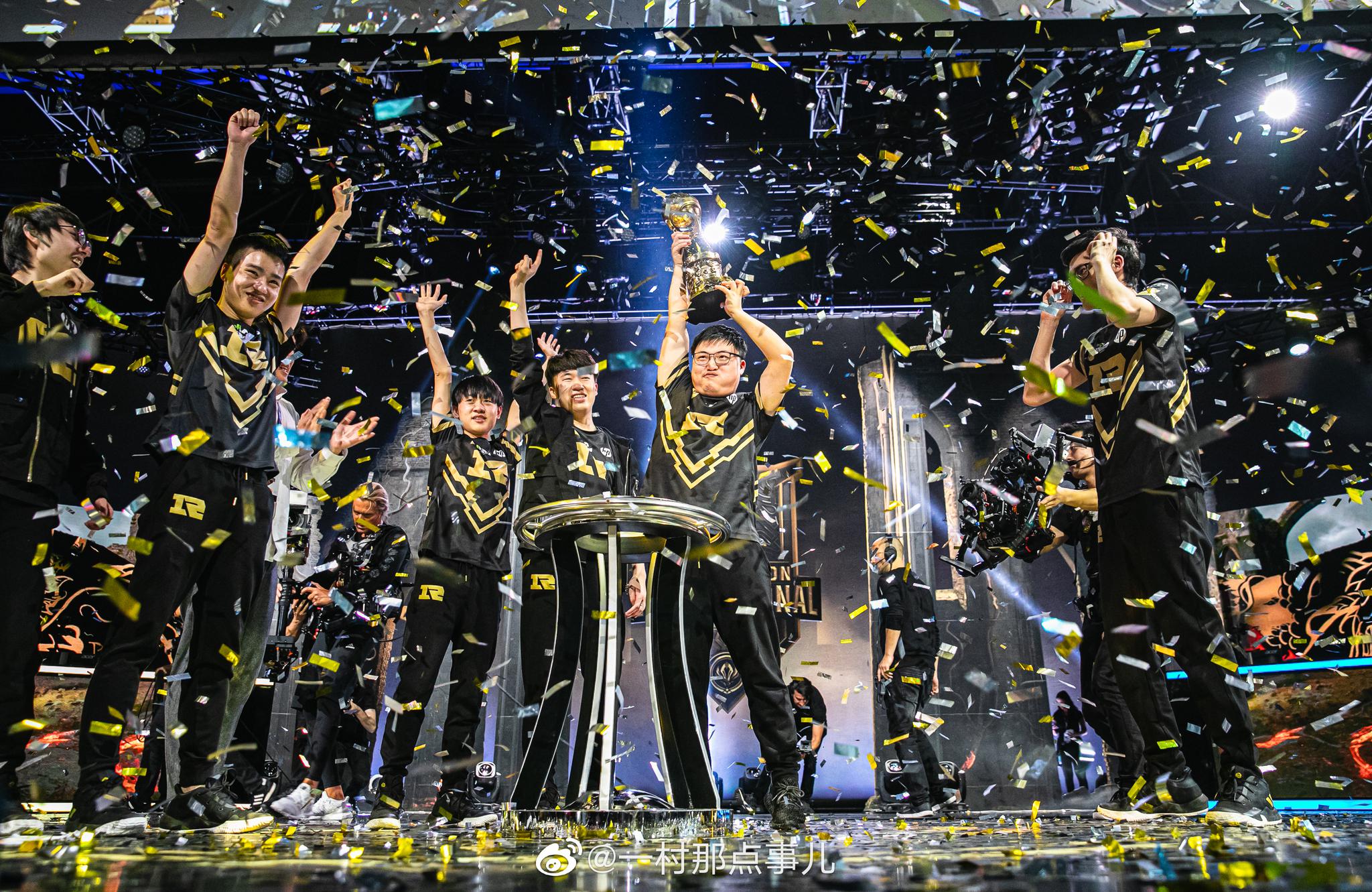 从皇族到rng,从无名到uzi,我们从一个网吧到世界的尽头