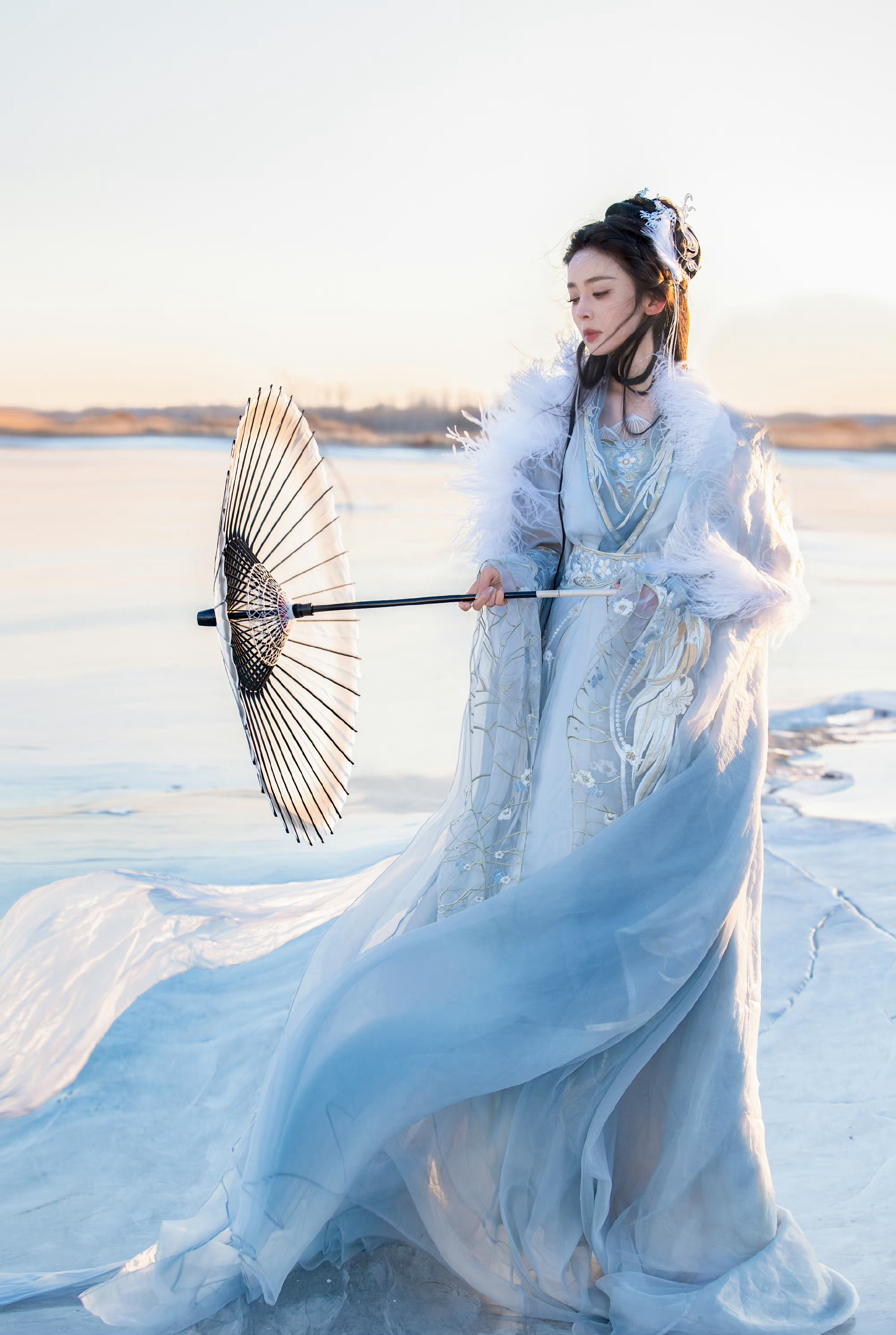 娜扎冰面白衣古风造型大片～ 清冷感美女,仙气飘飘好美啊