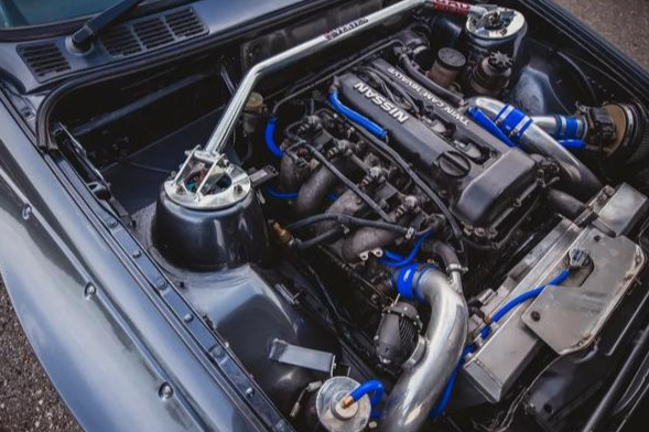 汽车看点 自媒体 正文引擎舱内是一副日产的sr20det,笔者认为这引擎