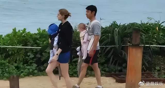 撒贝宁与妻女一同出游,白发明显,3岁女儿的颜值随妈妈