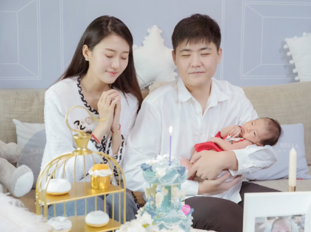 闫学晶孙子满月儿媳妇穿露腰装拍全家福小腹突出仍有待恢复