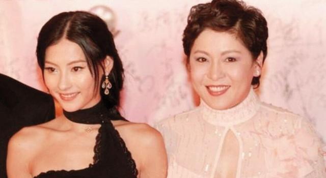 梁少英对陈晓东非常之好,接他上下班,还经常两人一起吃饭,梁少英比