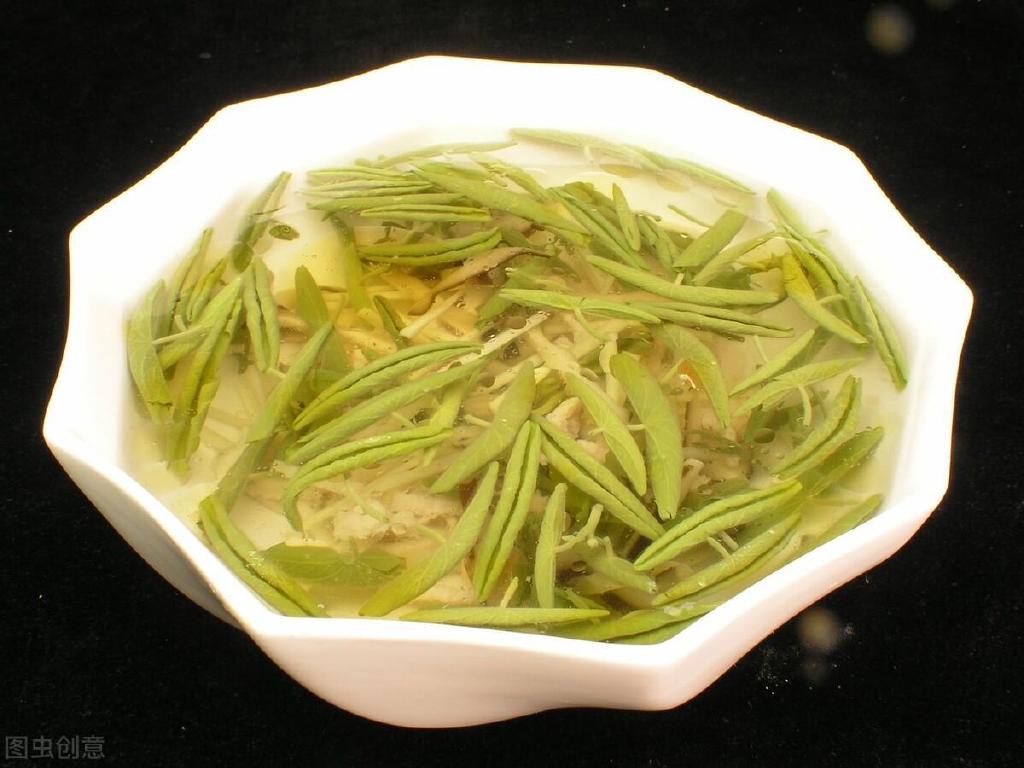 食材:莼菜,肉丝,青笋,盐,鸡精,小葱,胡椒粉.做法:1.