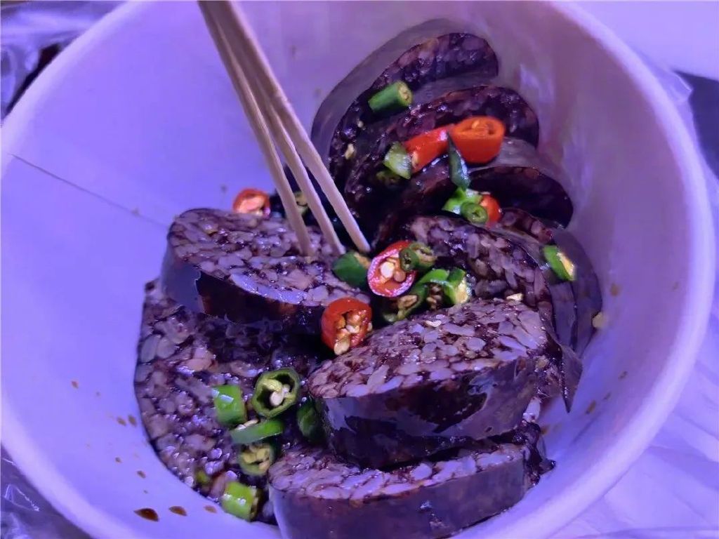 谁能拒绝青岛的夜市！休闲区蓝鸢梦想 - Www.slyday.coM