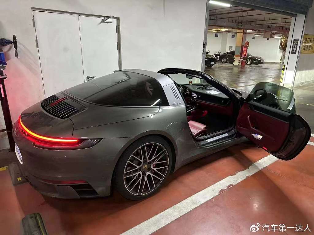 砂金石绿金属漆搭配双拼内饰保时捷targa4s