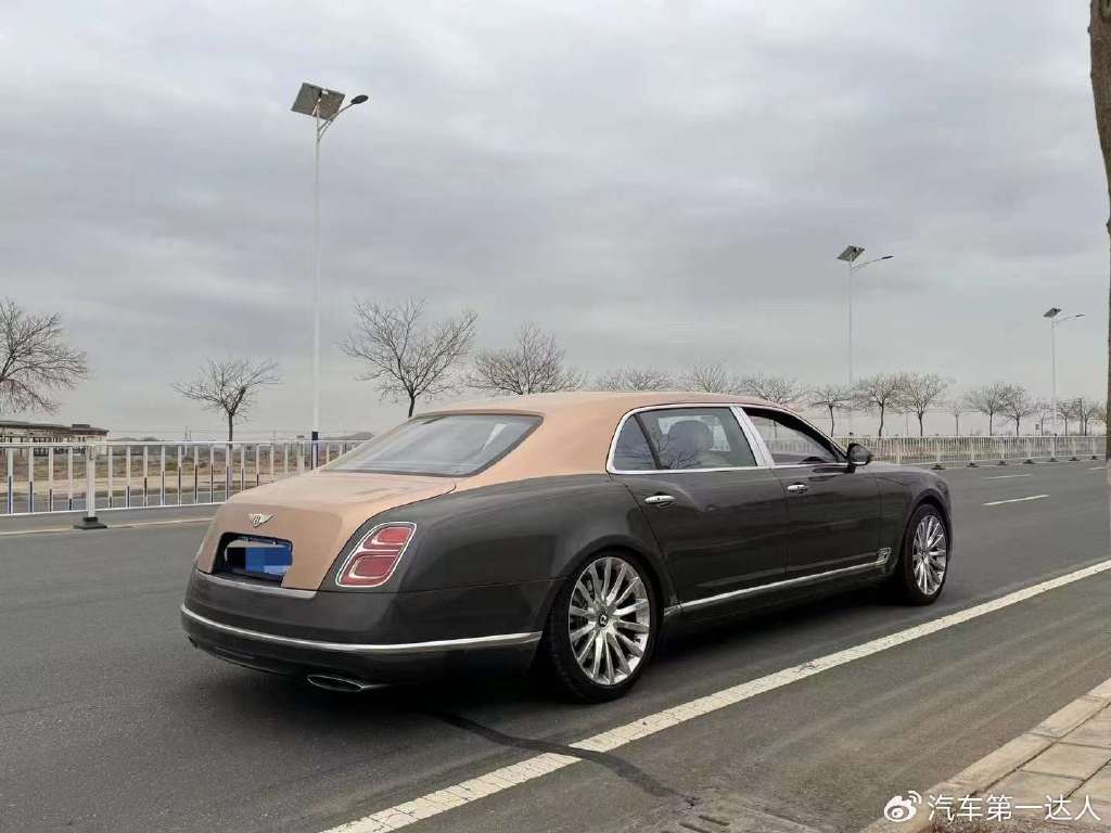 地位象征即将消逝极其稀缺双色车身新款宾利慕尚加长四座