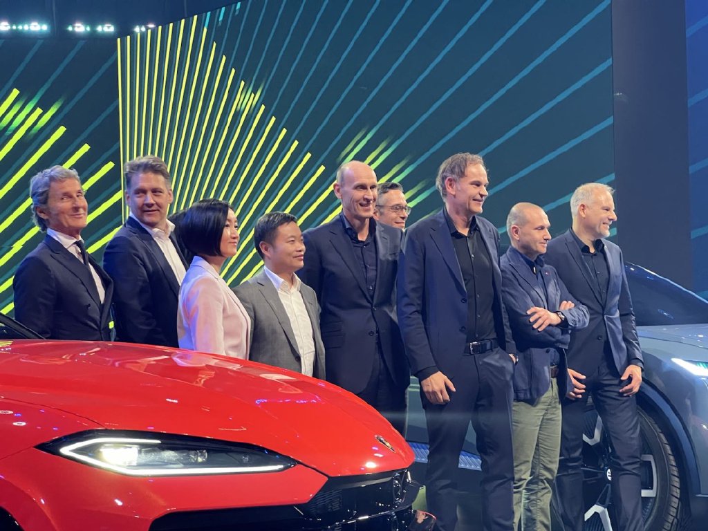 大众小鹏走向合作,技术沉淀和智能化是核心推力 | 动察-新浪汽车