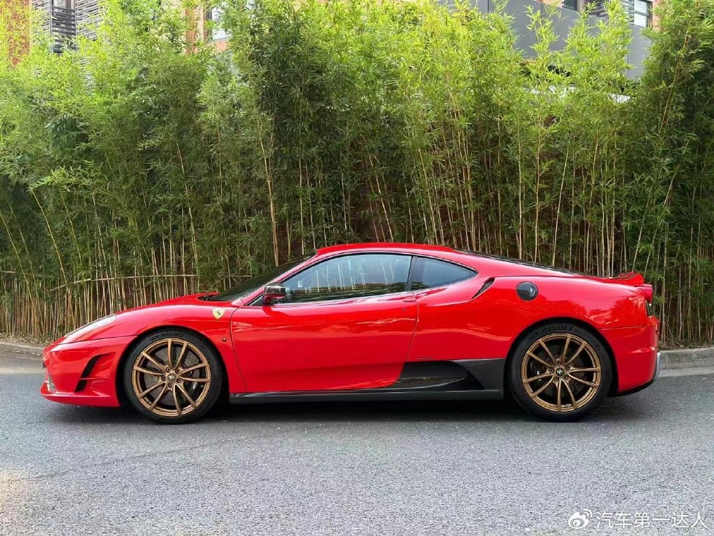 这预示着法拉利430scuderia绝不是一般的超级跑车,它是完全的赛车公路