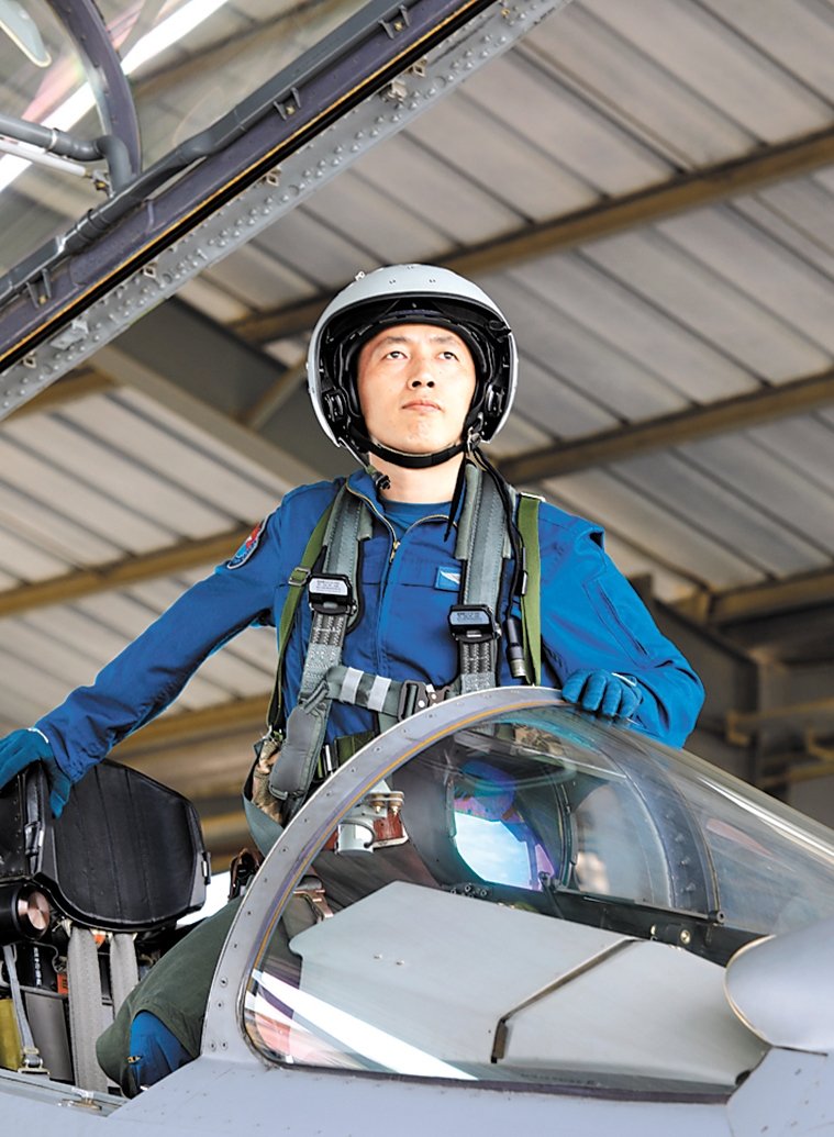 以2014年举办的第四届"金头盔"竞赛为例,参赛的飞行员分别来自7个军区