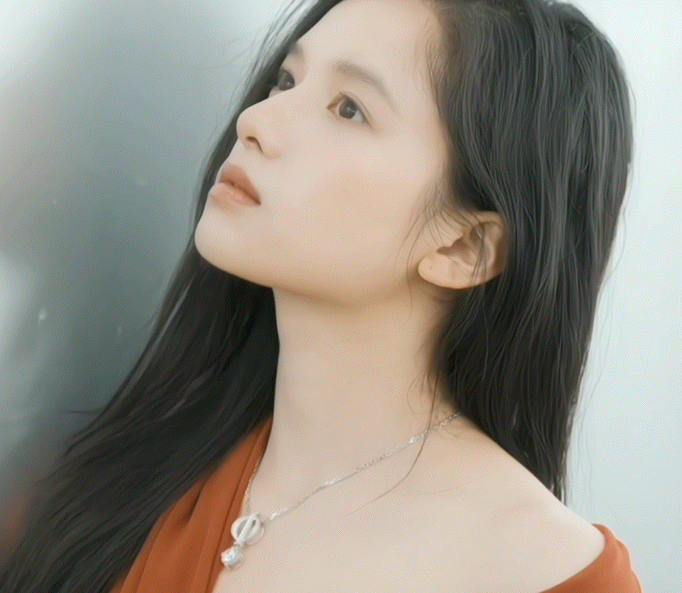 张婧仪情人节侧拍图的侧脸好优越啊!__财经头条