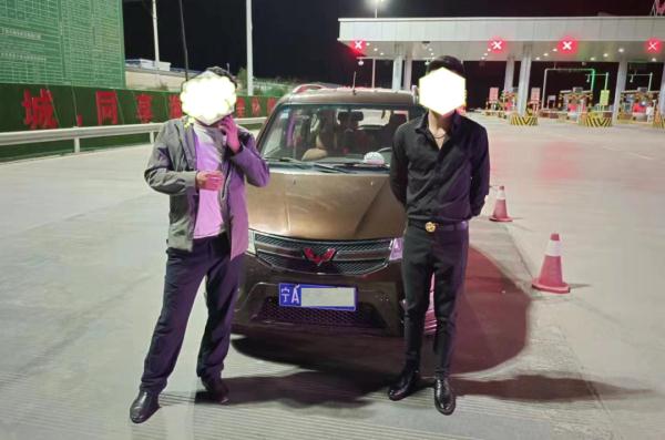 心真大！爷爷让无驾驶证的孙子开车上高速，双双被罚休闲区蓝鸢梦想 - Www.slyday.coM