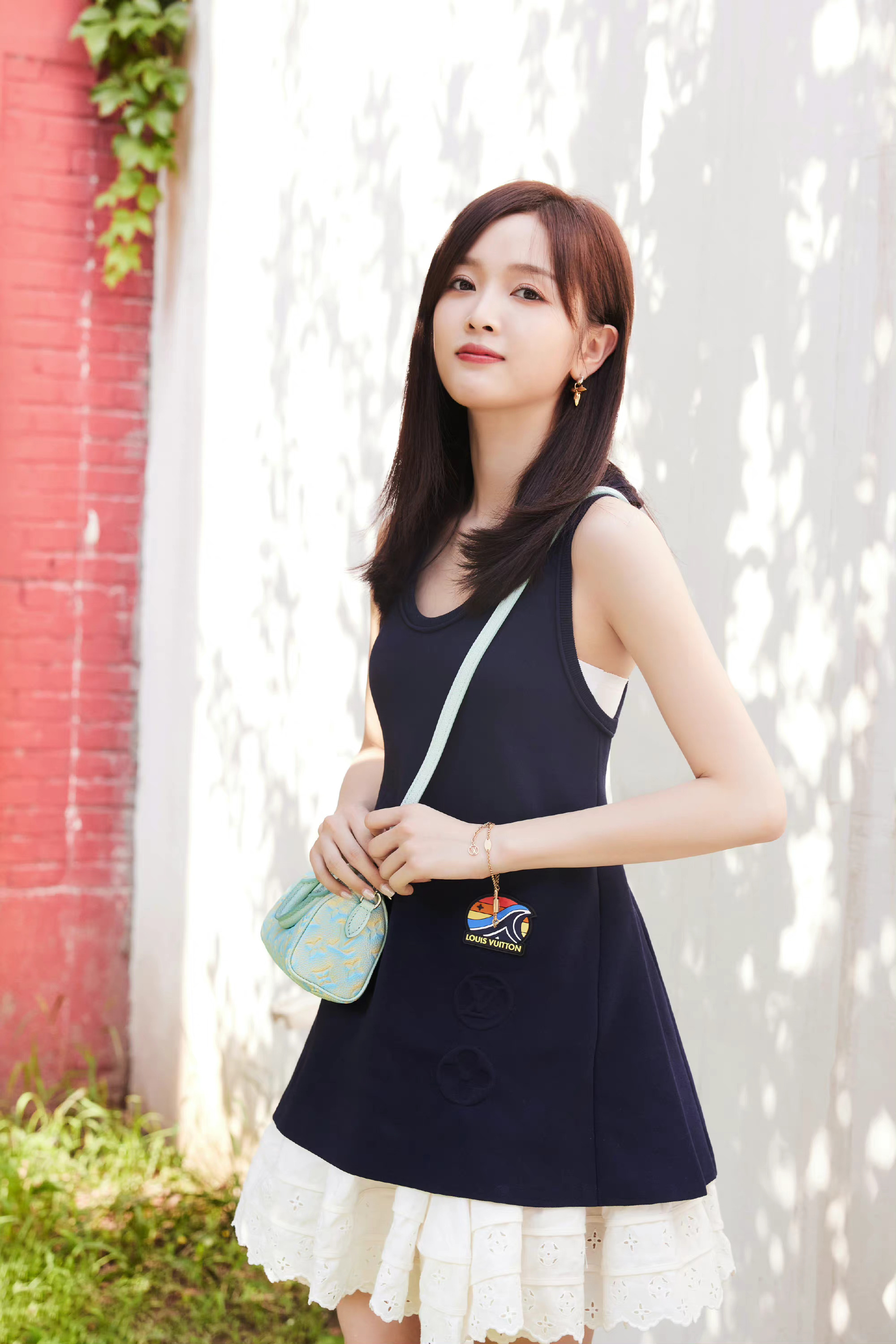 吴宣仪七夕最新写真蓝色连衣裙搭配皮靴夏日感绝了