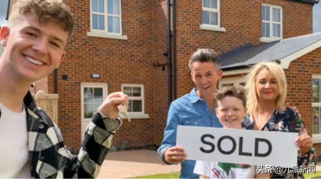 20岁爱尔兰小伙偷偷给父母买了一套房和一辆奔驰 父母喜极而泣休闲区蓝鸢梦想 - Www.slyday.coM