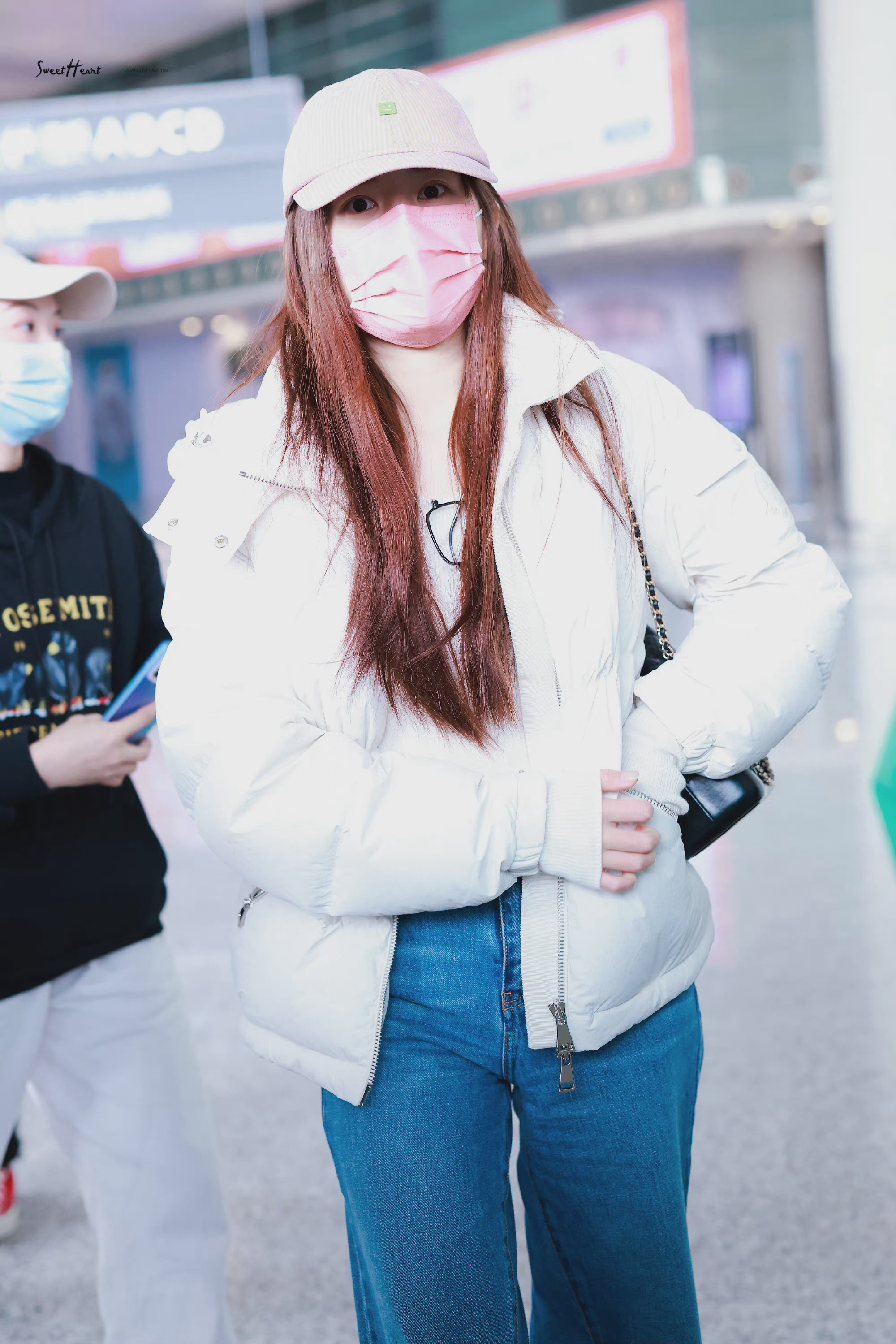 赵露思今日份机场饭拍图……_高清图集_新浪网