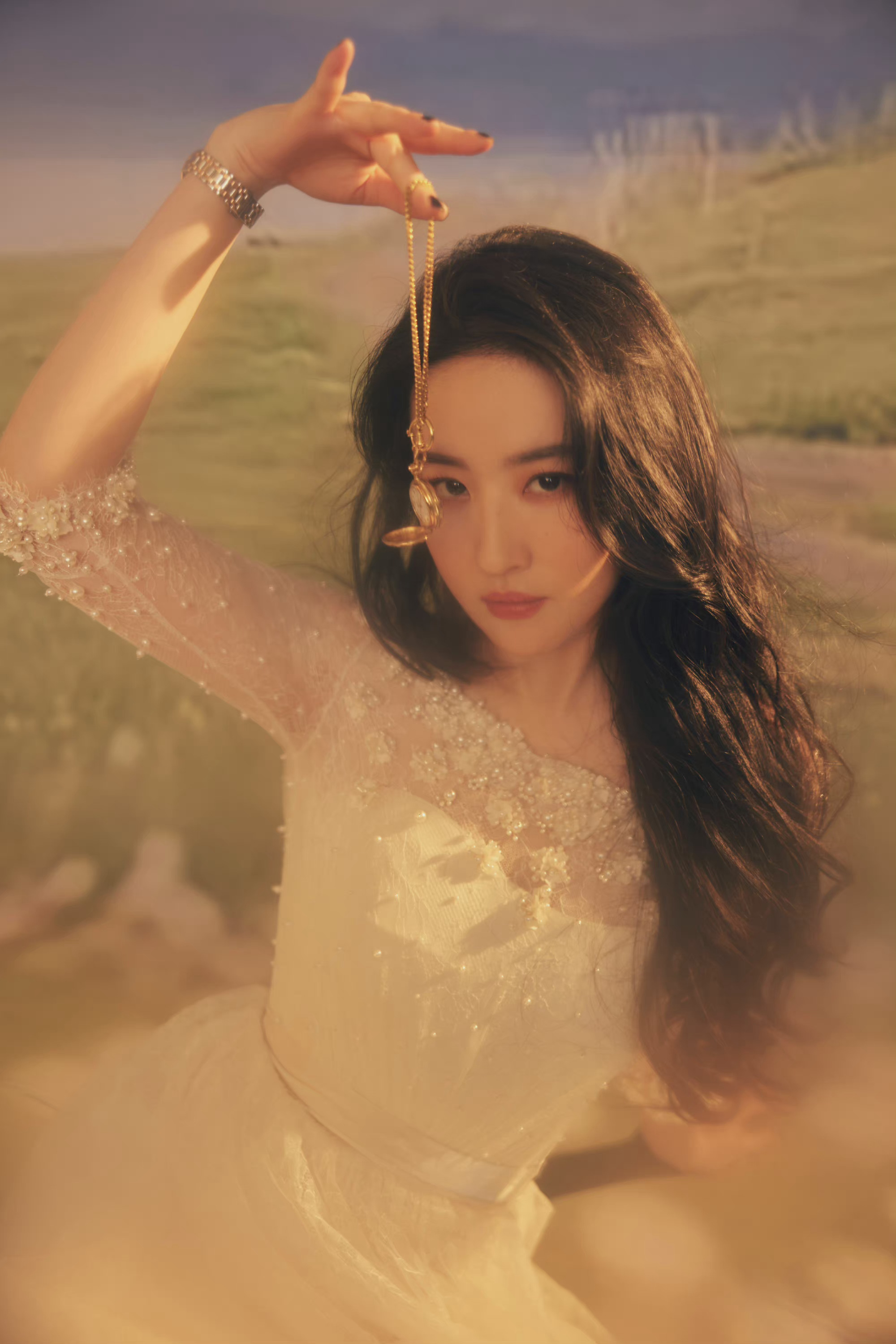 刘亦菲最新大片 白色珍珠礼裙搭配披肩卷发,气质温柔!__财经头条